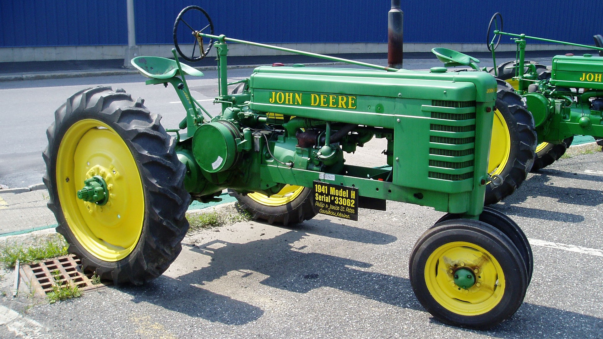 Tractor antiguo en proceso de baja